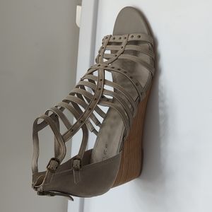 Hinge gladiator sandals, size 10, lt. gray